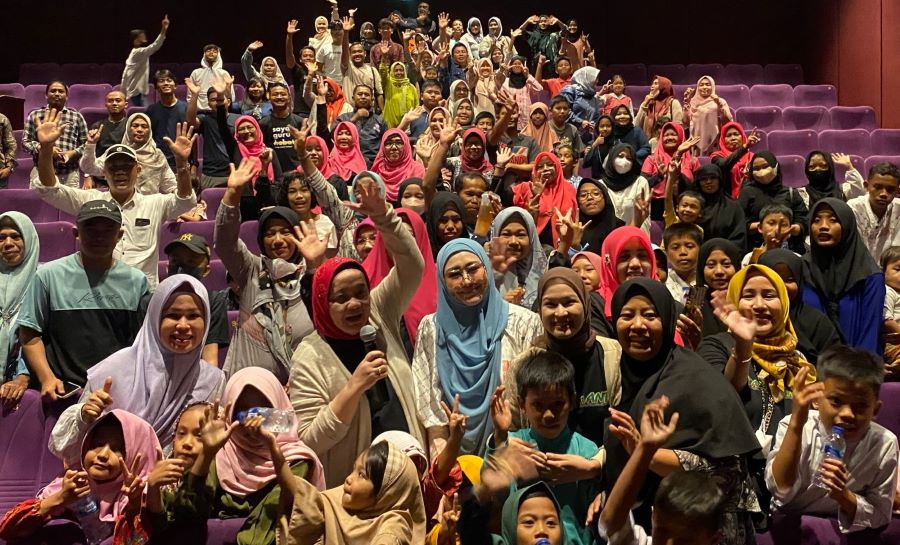 Lisda Ajak Anak Panti Asuhan Nonton Bareng Film Kun Ana Wa Anta
