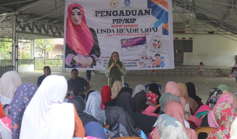 Lisda Salurkan Beasiswa PIP kepada 30 Ribu Siswa di Pesisir Selatan