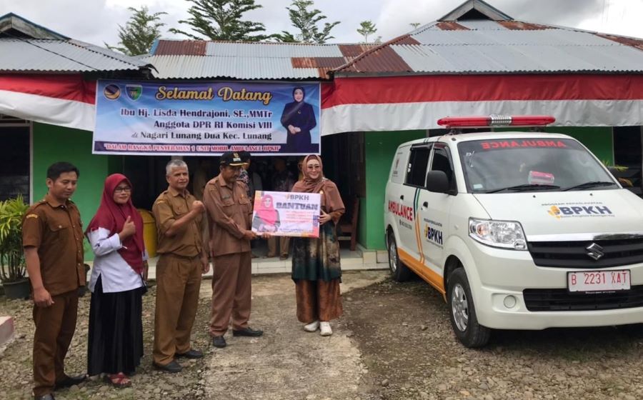 Lisda Serahkan Ambulans untuk Nagari Lunang Dua Pessel