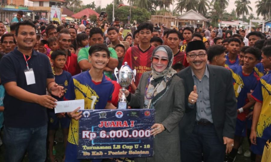 Disaksikan Ribuan Penonton, Lisda Tutup Turnamen Sepak Bola Lengayang Bersatu Cup