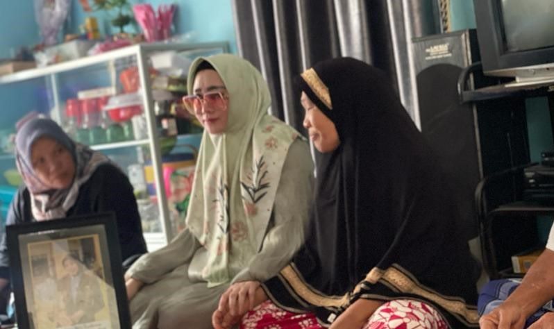 Lisda Meneteskan Air Mata saat Melayat ke Rumah Siska Afrina