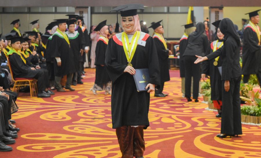 Lisda Hendrajoni Resmi Sandang Gelar Doktor bidang Pendidikan