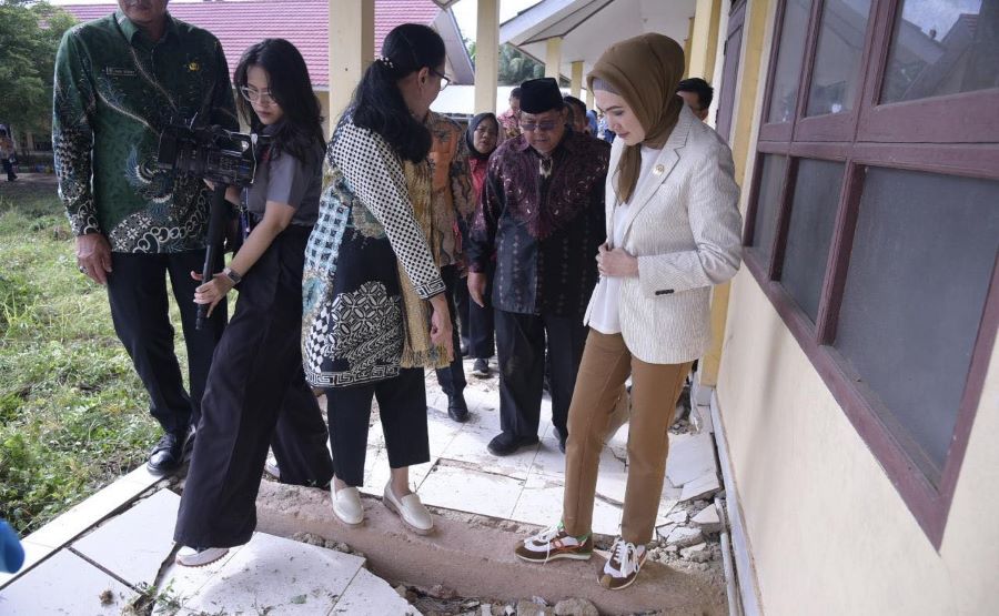 Lita Arifin Berikan Perhatian Khusus terhadap Kondisi Sekolah di Ogan Ilir