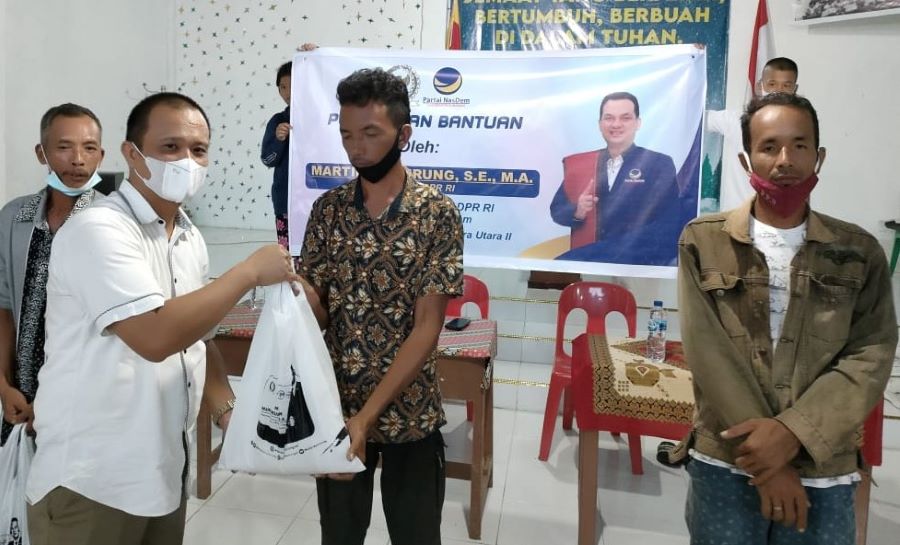 Martin Bagikan 5 Ton Beras untuk Korban Banjir Nias