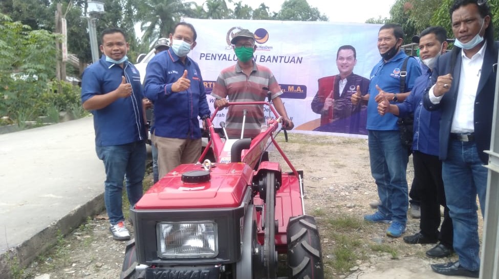 Martin Salurkan Alsintan untuk Poktan Labuhanbatu