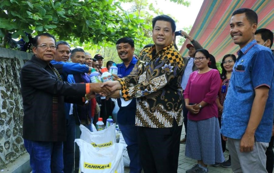 Martin Serahkan Bantuan Pupuk untuk Petani Bawang Samosir