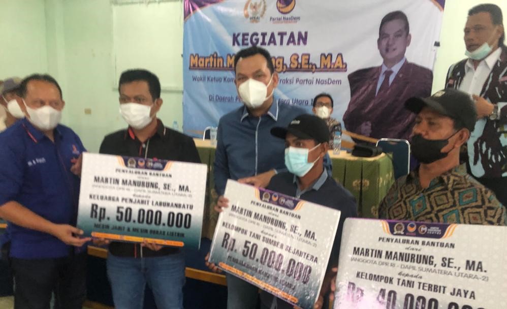 Martin Serahkan Bantuan untuk Masyarakat Labuhanbatu