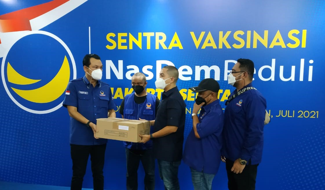 Martin Bantu Vitamin untuk Tim Medis di Sentra Vaksinasi NasDem