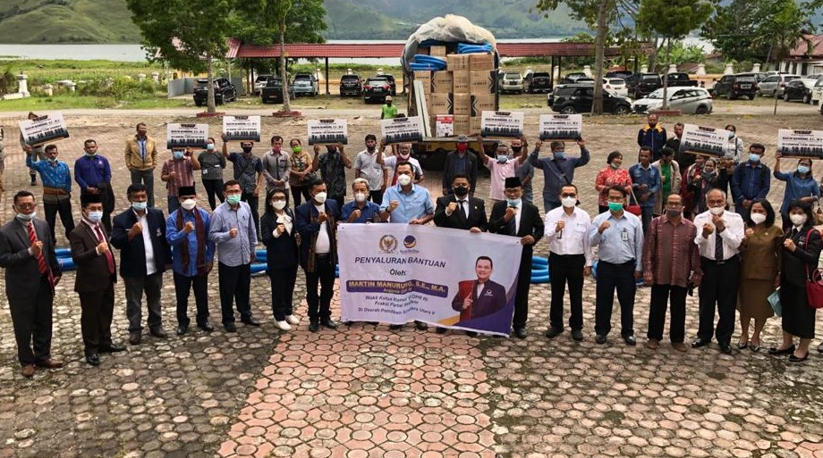 Martin Salurkan Bantuan Rp1 Miliar kepada 19 Poktan di Samosir