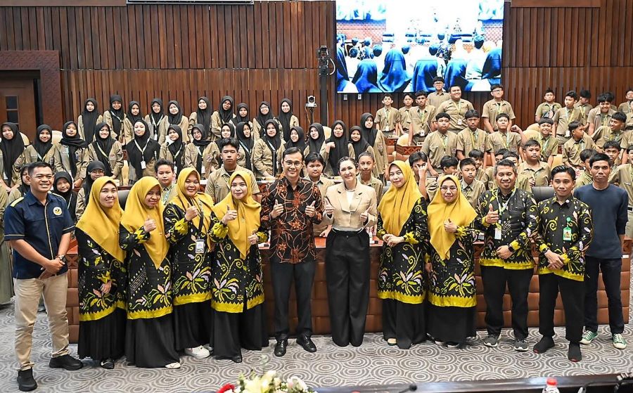 Nafa Urbach Berpesan kepada Siswa SMP Jangan Berhenti Mencari Ilmu Pengetahuan