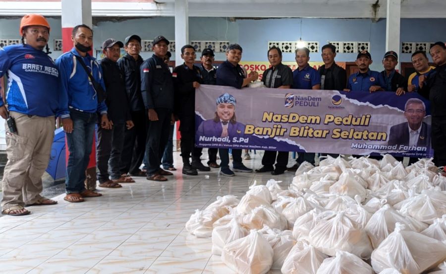 Nurhadi Salurkan Bantuan Farhan untuk Korban Banjir Blitar
