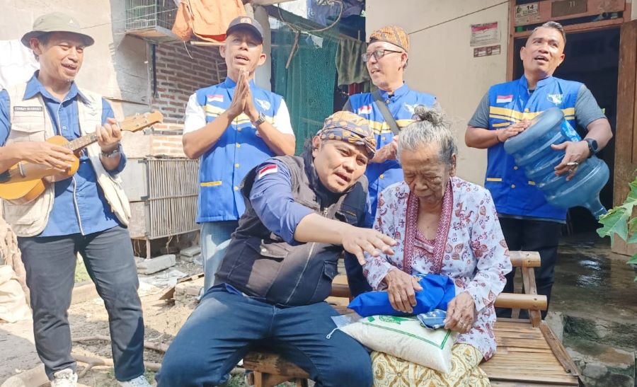 Nurhadi Bantu Lansia di Tulungagung