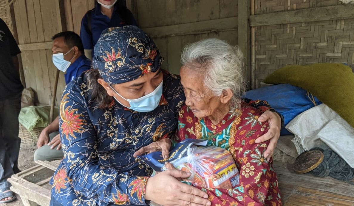 Nurhadi Bantu Janda dan Lansia di Blitar