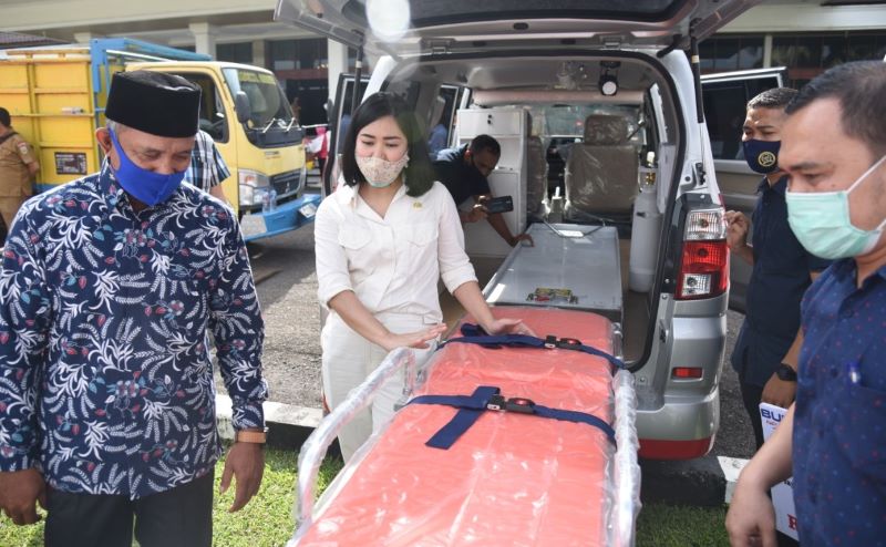 Percha Salurkan Enam Unit Ambulans di Tiga Daerah di Sumsel