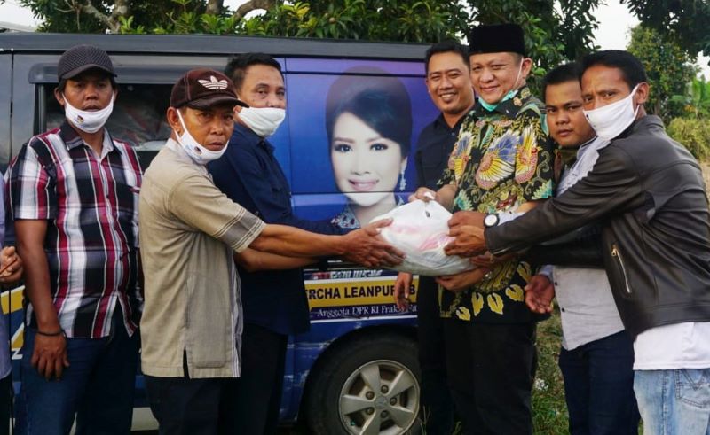 Percha Bagikan Sembako untuk Warga Tanjung Kemala Barat