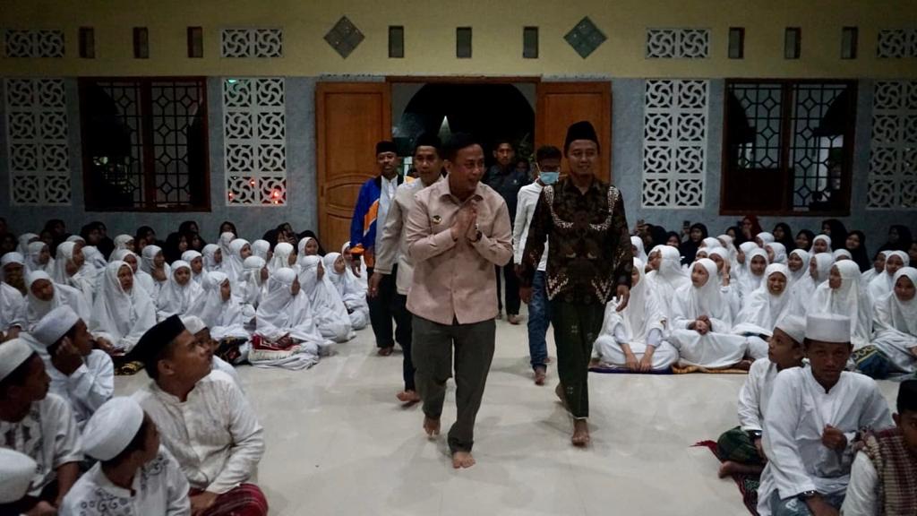 Rapsel Salurkan Bantuan Pembangunan Masjid dan Sarana Olahraga