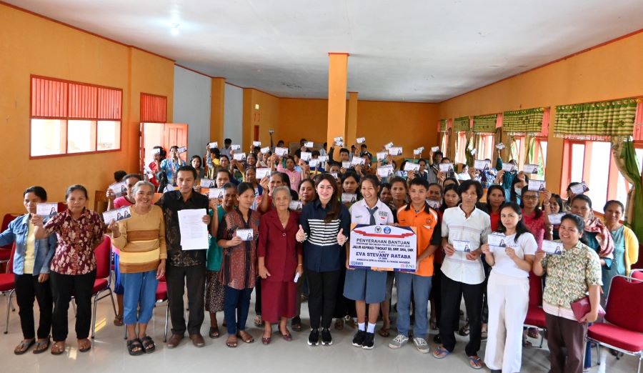 Eva Rataba Salurkan 8.000 PIP kepada Pelajar di Toraja Utara