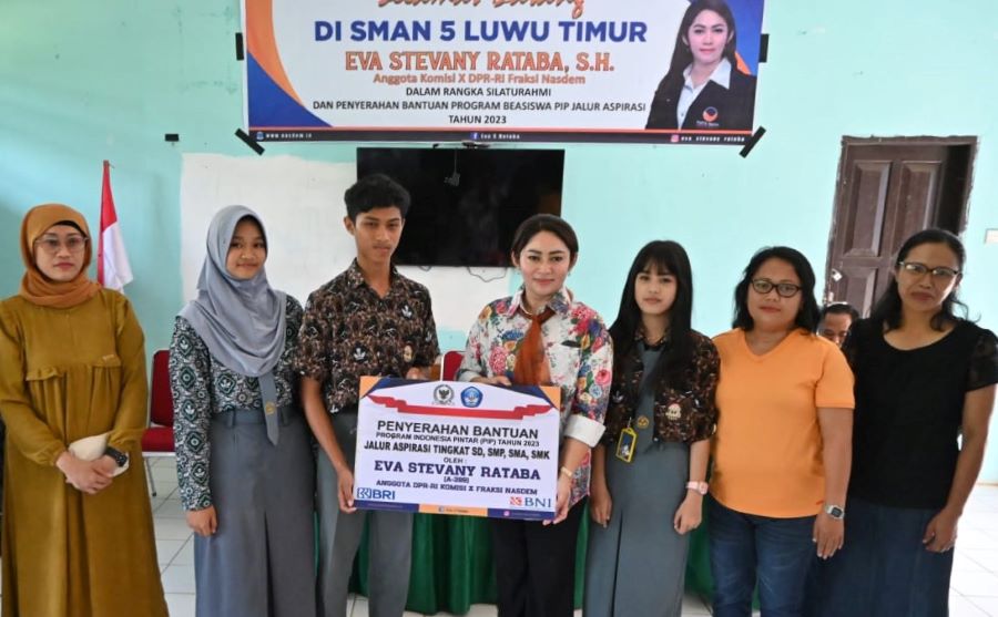 Eva Rataba Bagikan Ribuan Beasiswa PIP Ke Pelajar Di Luwu Timur
