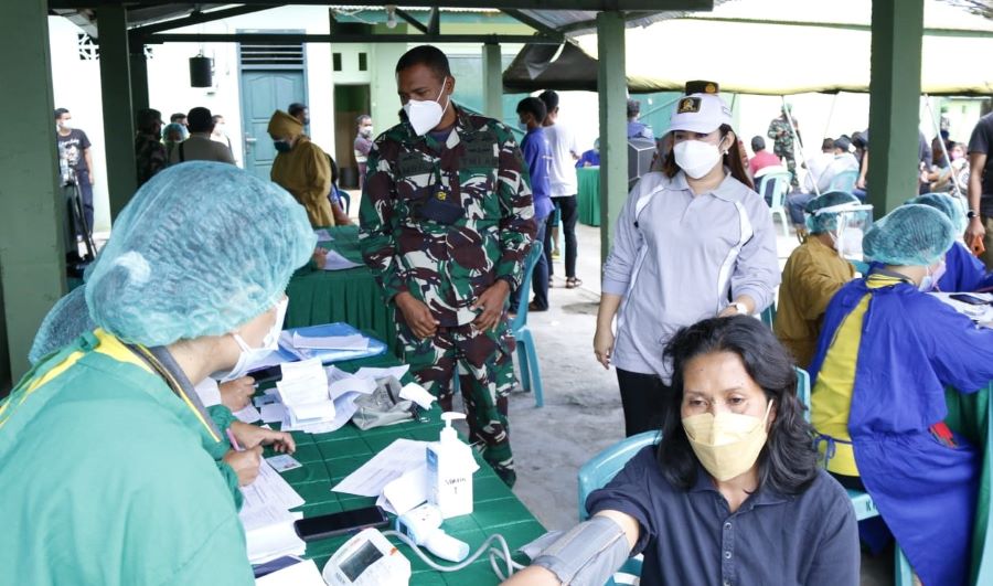 Eva Rataba Pantau Vaksinasi Dosis II di Tana Toraja