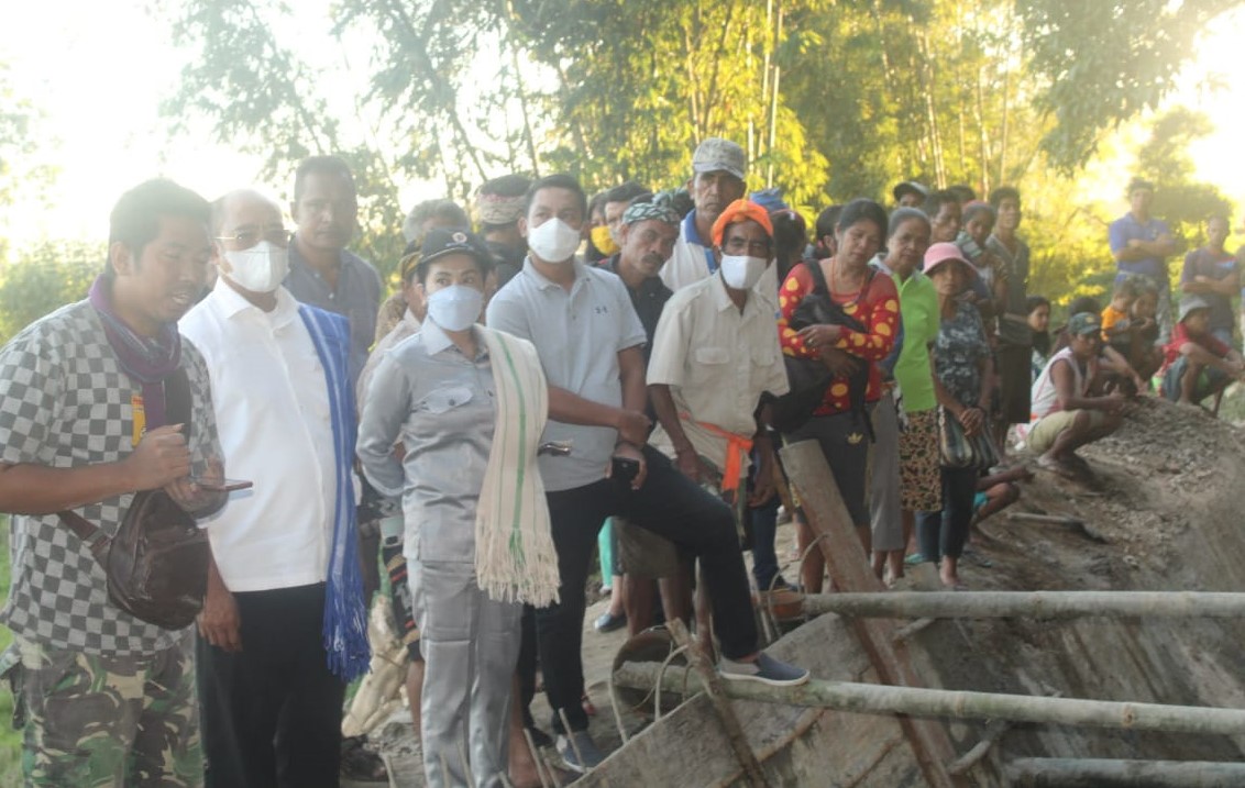 Ratu Wulla Bantu Perbaiki Irigasi di SBD