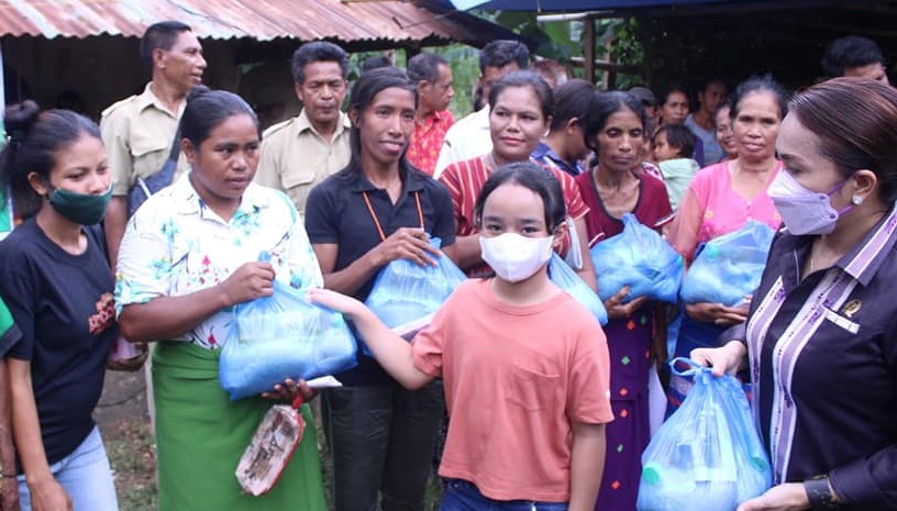 Ratu Wulla Beri Bantuan untuk Warga Sumba Barat