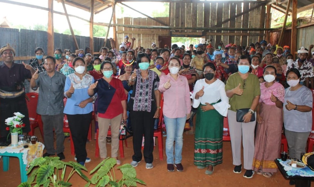 Ratu Wulla Beri Bantuan Untuk 3 GKS di Waikabubak