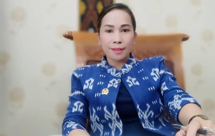 Ratu Wulla Bangga AMIN Kenakan Syal Motif Sumba