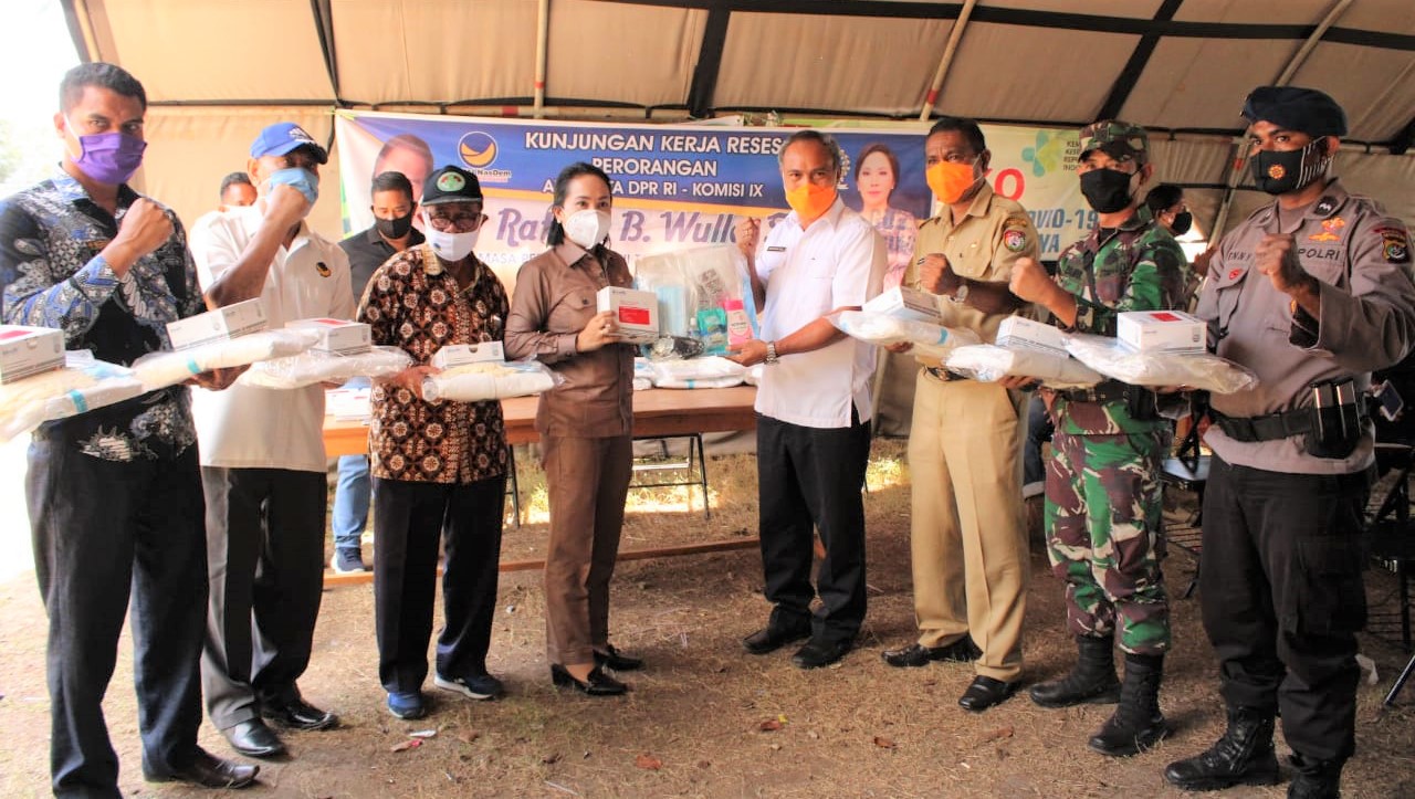 Ratu Wulla Beri Bantuan Ke Posko Gugus Tugas Covid-19 SBD