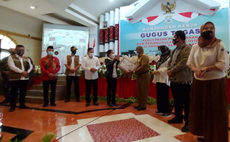 Ratu Wulla Beri Santunan untuk Nakes di Papua