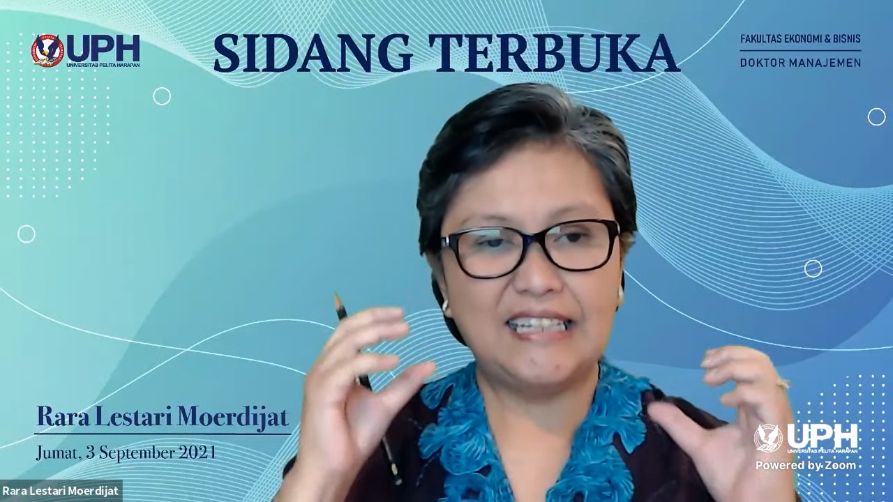 Lestari Moerdijat Raih Gelar Doktor Cum Laude dari UPH