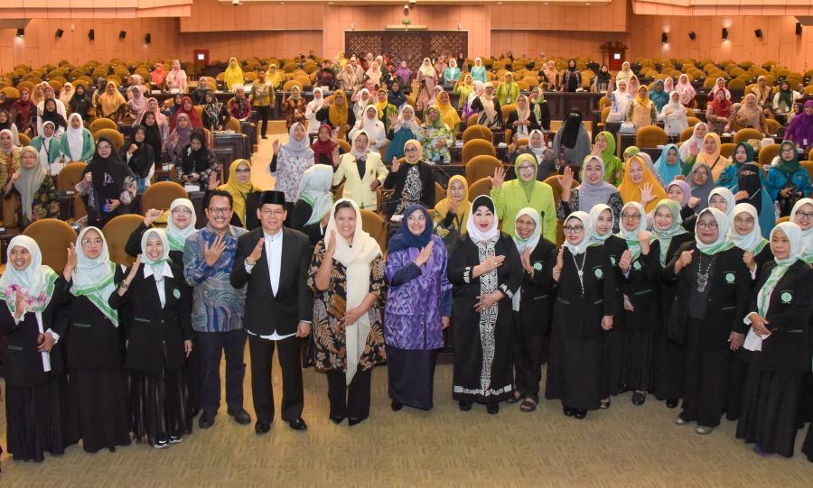 Muslimah Berperan Strategis Bentuk Kualitas Generasi  Penerus