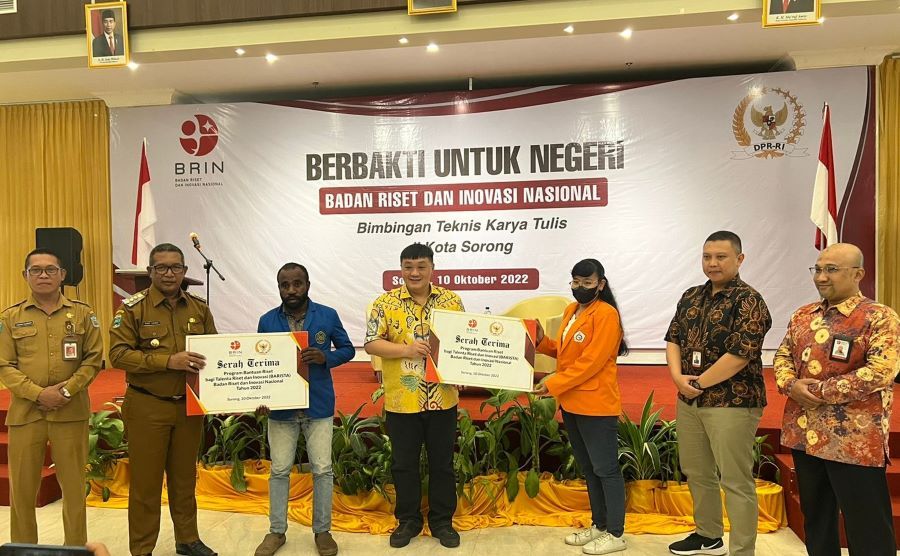 Rico Sia Serahkan Bantuan Riset untuk 91 Mahasiswa Papua Barat