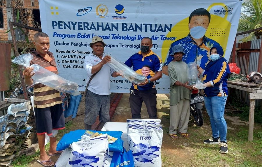Rico Sia Bantu Pembudidaya Ikan di Sorong