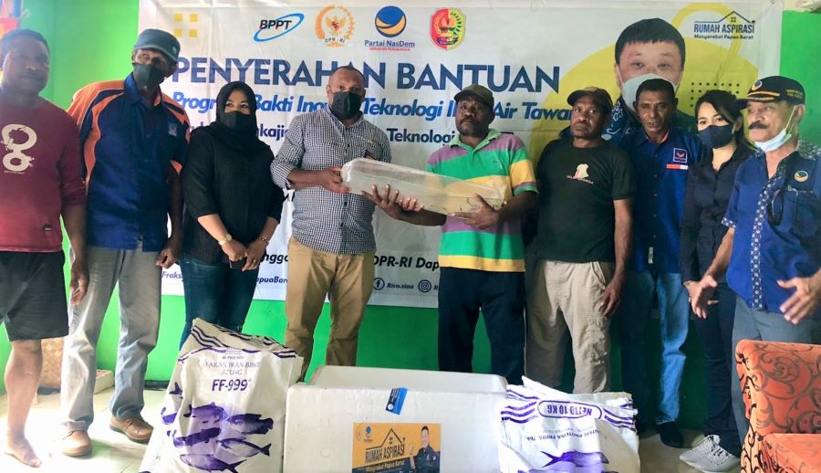 Rico Sia Salurkan Bantuan untuk Nelayan Fakfak