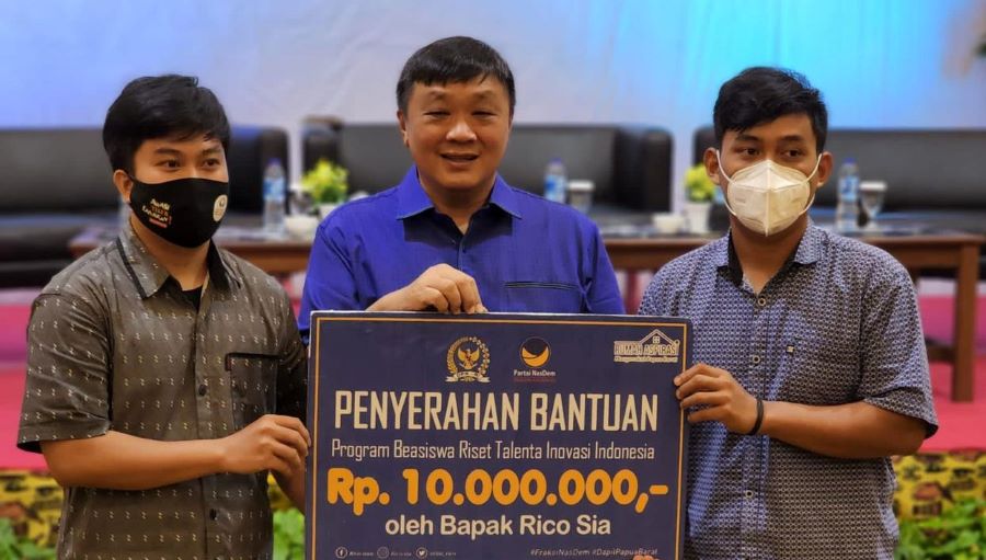 Rico Sia Serahkan Beasiswa untuk 54 Mahasiswa Papua Barat