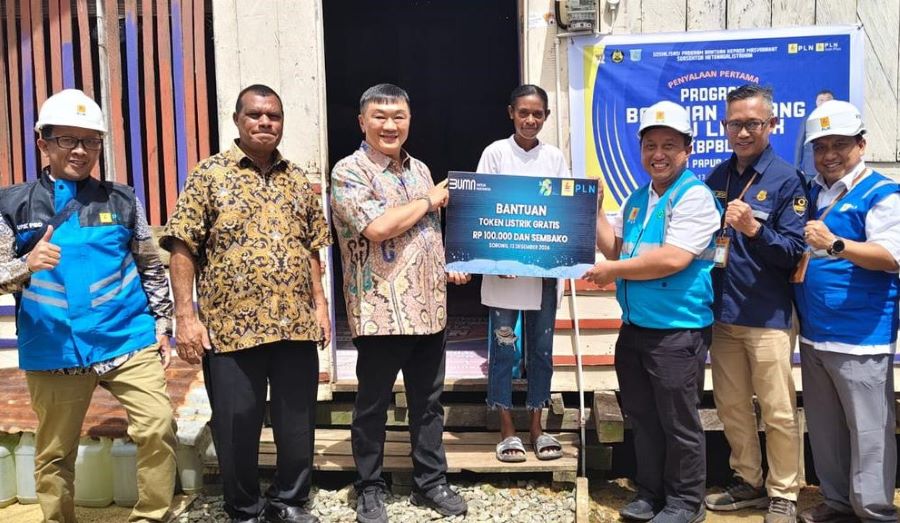 Rico Sia Realisasikan Pemasangan Listrik Gratis di Kota Sorong