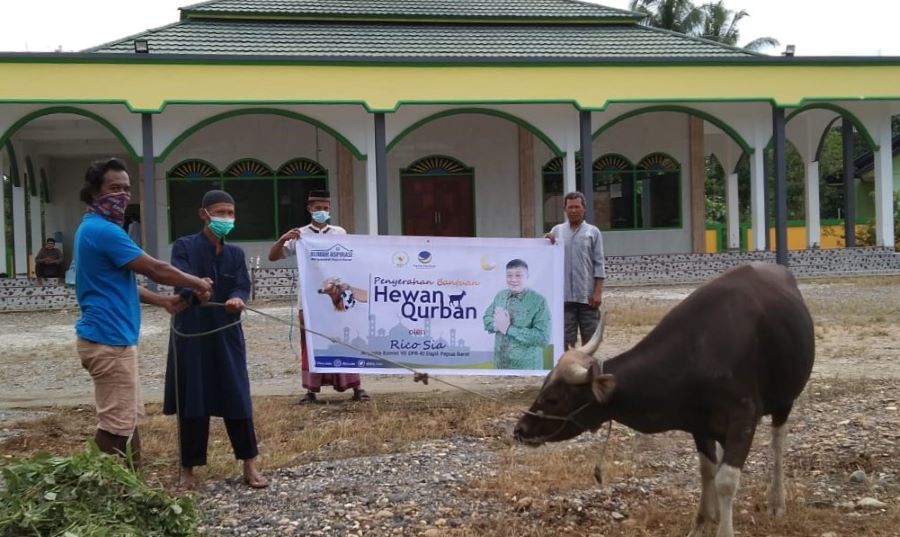 Rumah Aspirasi Sahabat Rico Sia Salurkan 16 Hewan Kurban
