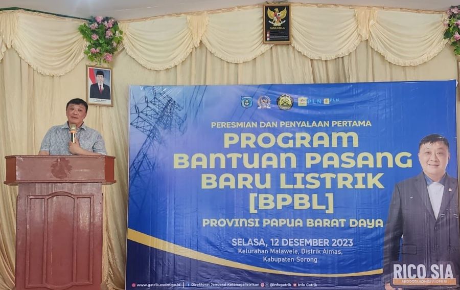 Rico Sia Salurkan Bantuan Pemasangan Listrik Gratis bagi 1.500 Keluarga di  Sorong