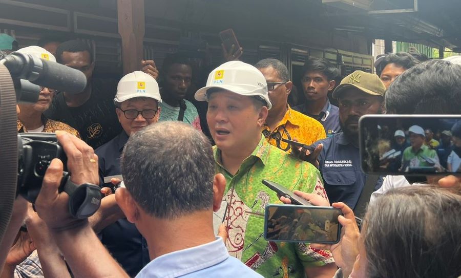 Rico Sia Resmikan  Penyalaan Perdana BPBL ke 52 Rumah Tangga di Sorong Selatan