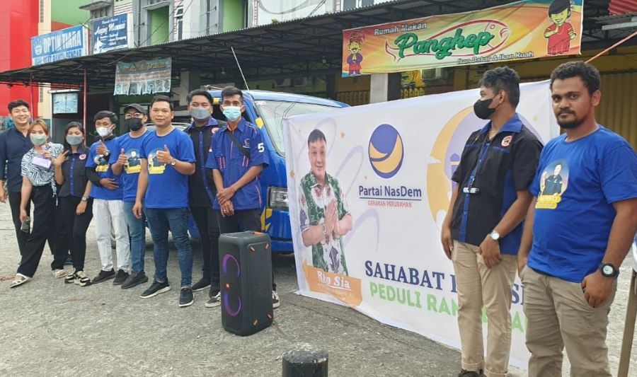 Rico Sia Bagikan Makanan Buka Puasa di Manokwari