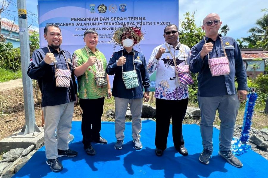 Rico Sia Resmikan PJUTS di Raja Ampat