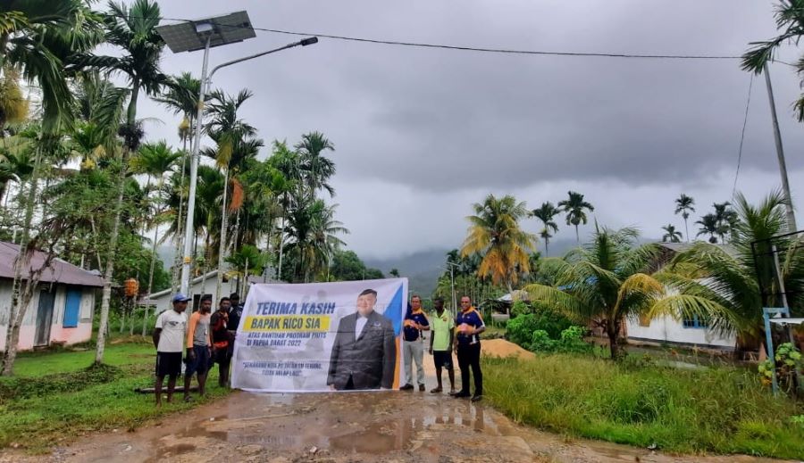 Rico Sia Realisasikan 350 PJUTS di Papua Barat