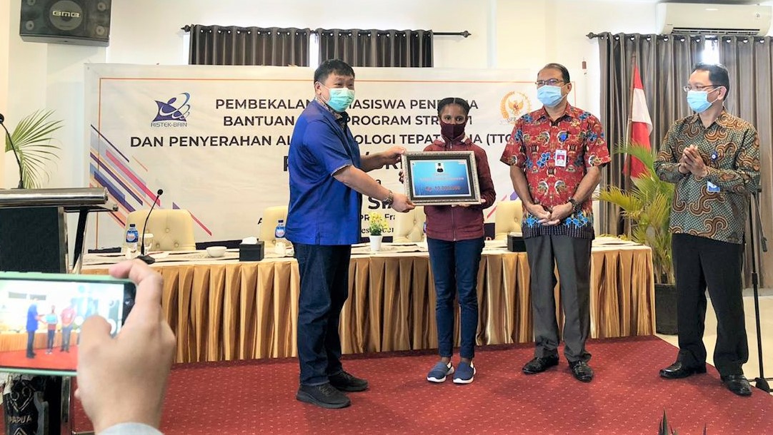 Rico Salurkan Bantuan Riset untuk Mahasiswa Papua Barat