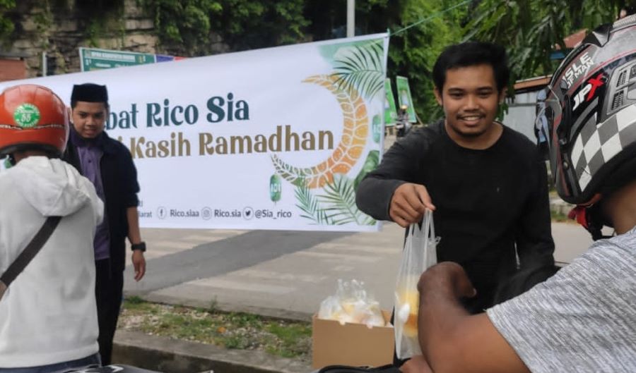 Rico Sia Berbagi Takjil Semarakkan Ramadan