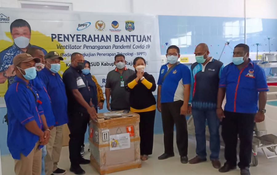 Rico Sia Salurkan Ventilator untuk RSUD Raja Ampat