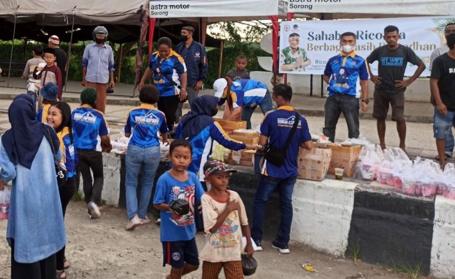 Rico Sia Peduli di Bulan Ramadan, Bagikan 5000 Takjil di Sorong