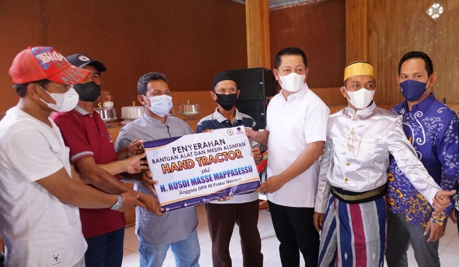 Rusdi Masse Salurkan Alsintan untuk Petani Sidrap