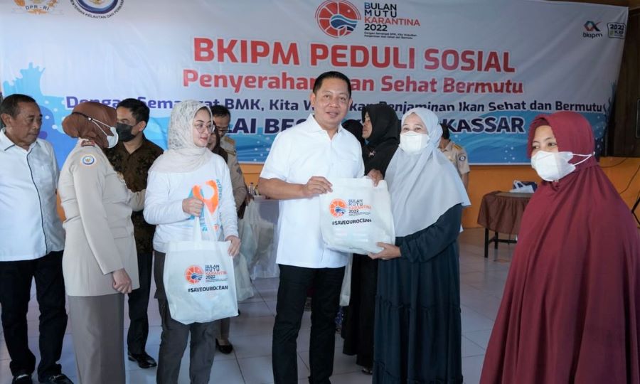 Rusdi Masse Bagikan Ikan Segar untuk Warga Sidrap