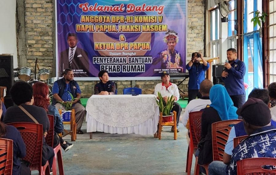 Roberth Bantu Masyarakat Jayapura Bedah Rumah