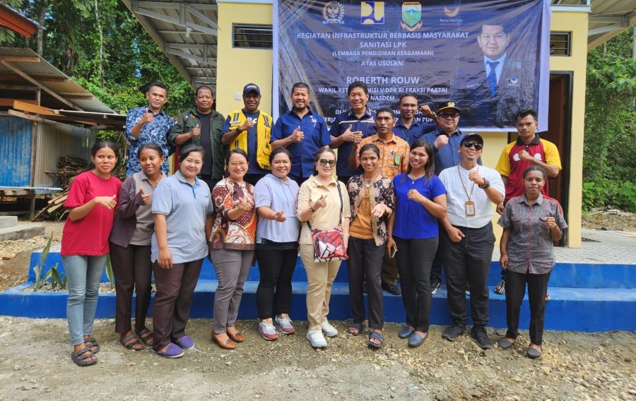 Roberth Rouw Bangun MCK dan Asrama di SMAK Negeri Keerom